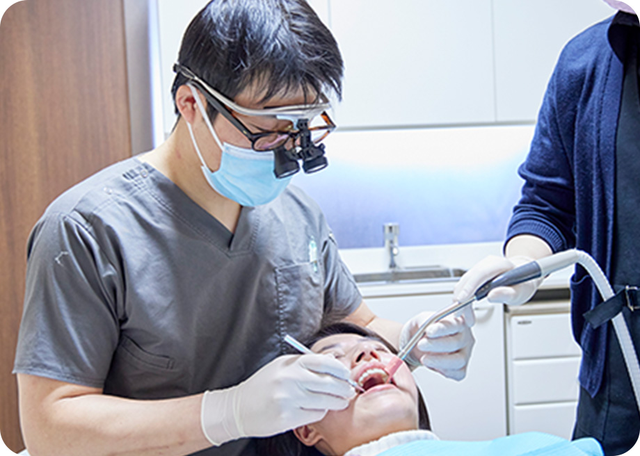 大森歯科医が患者さんの治療をしている